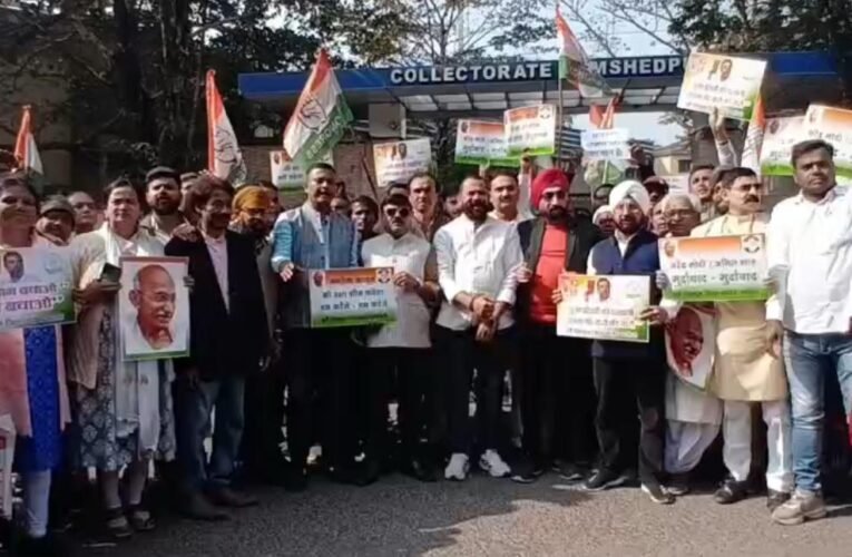 मनरेगा का नाम बदलने के विरोध में कांग्रेस का प्रदर्शन, आमबगान से डीसी कार्यालय तक निकाला जुलूस