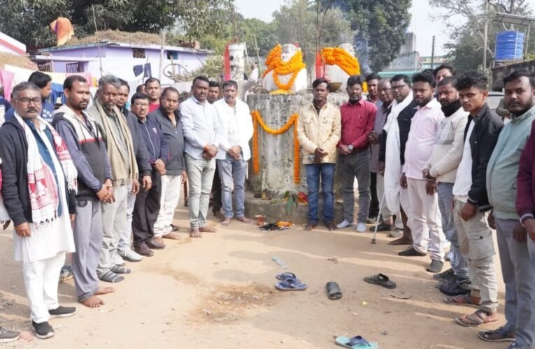 राजनीतिक रंजिश में मारे गए शहीदों की 16वीं पुण्यतिथि पर आजसू पार्टी ने श्रद्धांजलि