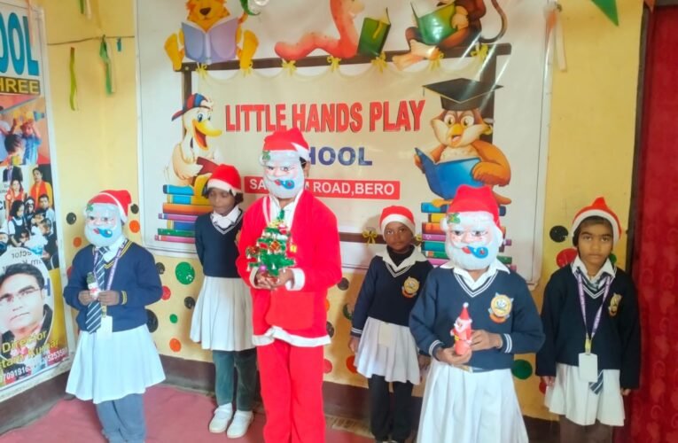 लिटिल हैंड्स प्ले स्कूल में क्रिसमस की धूम: बच्चों ने संता बनकर बिखेरी खुशियाँ