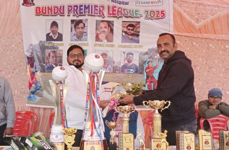 बुंडू प्रीमियर लीग के तीसरे दिन मुख्य अतिथियों का सम्मान, टूर्नामेंट में दिखा उत्साह