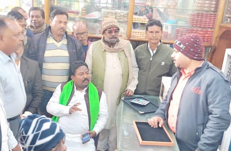 विजय ज्वेलर्स के संचालक से मिले पूर्व विधायक जेपी भाई पटेल, बंधाया ढाढस