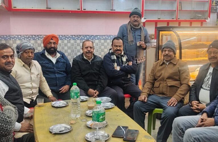 शोक संतप्त परिवार से मिले रामगढ़ चैम्बर अध्यक्ष व्यवसायी सुरेश केशरी के पिता के निधन पर जताई गहरी संवेदना