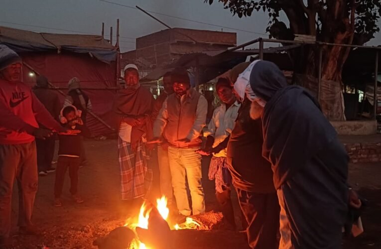 व की व्यवस्था,राहगीर व श्रमिक को मिटंडवा प्रशासन ने उतरी क्षेत्र में कराया अलाली ठंड से राहत