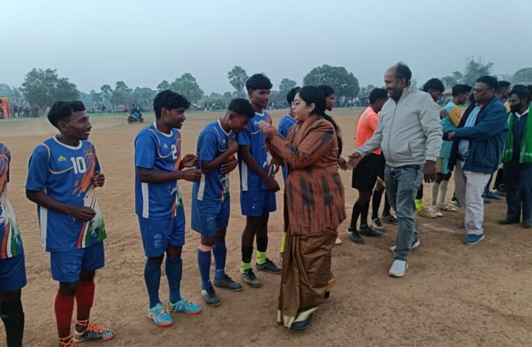 सिद्दो-कान्हु क्लब कदमपुर की फुटबॉल प्रतियोगिता का फाइनल मुकाबले का किया उद्घाटन