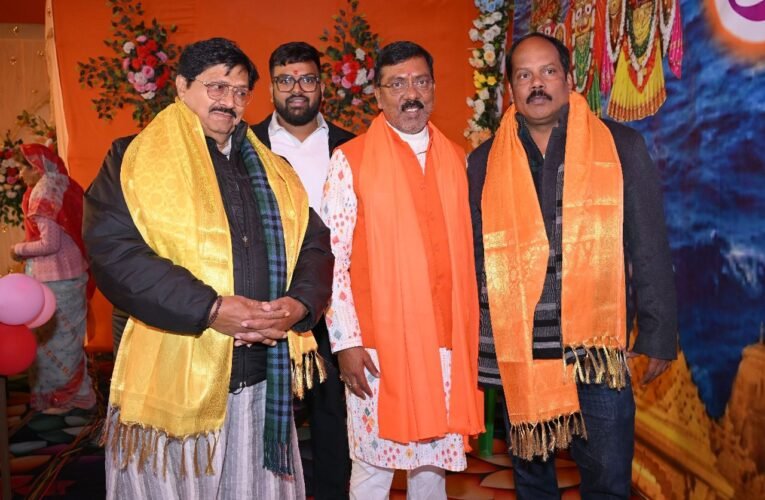 यज्ञ के पांचवें दिन गोवर्धन पूजा प्रसंग सुनकर भक्ति पर झूमे श्रद्धालु। हजारीबाग और सारठ विधायक हुए शामिल।