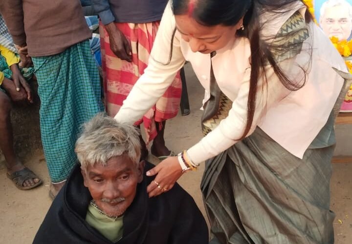 अटल जयंती पर डॉ. सुनीता द्वारा कंबल वितरण, मानवता और सेवा का संदेश  घाटशिला l