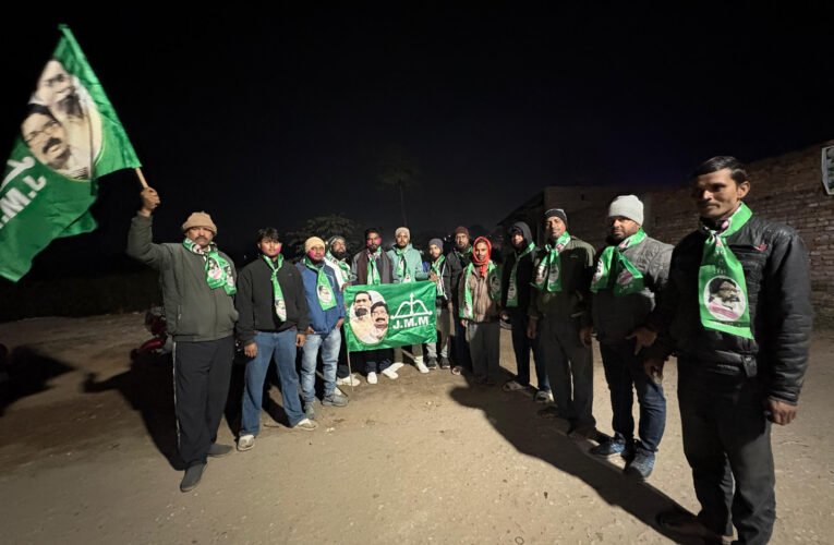 पेसा कानून पारित होने पर खलारी झामुमो कार्यकर्ताओं ने मनाया जश्न