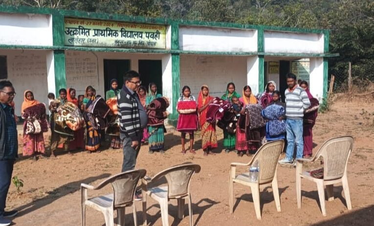 लातेहार के पोचरा पंचायत में आदि जनजाति परिवारों के बीच कंबल वितरण, 22 लोगों को मिला लाभ