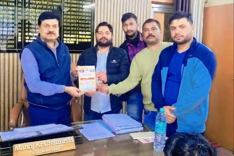 भुरकुंडा में पहली बार नलकारी नदी छठ घाट पर लगेगा मकर संक्रांति मेला, समिति ने अंचलाधिकारी को सौंपा आमंत्रण-पत्र