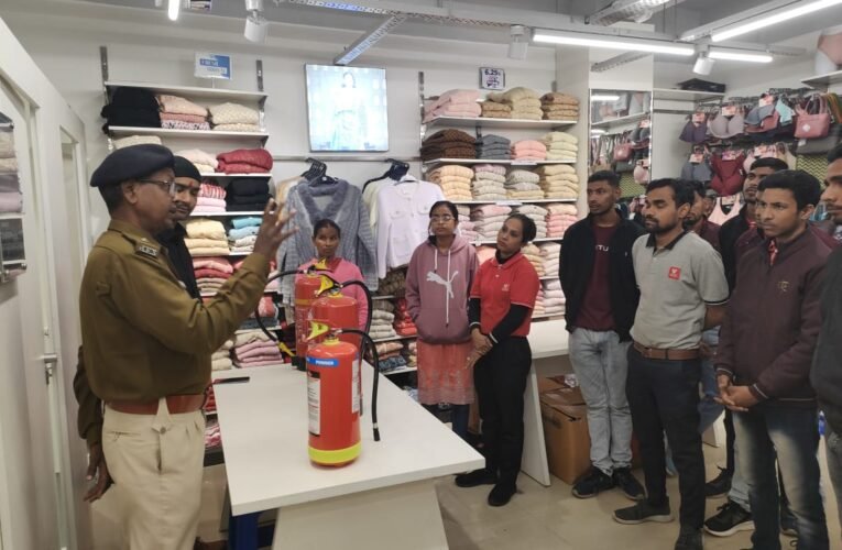 मधुपुर मार्ट मॉल में अग्नि सुरक्षा को लेकर मॉक ड्रिल,कर्मचारियों को दिए गए बचाव के महत्वपूर्ण टिप्स