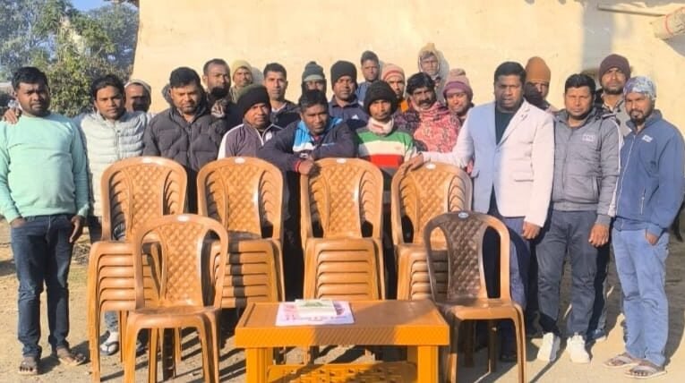 प्रखण्ड प्रमुख सोमनाथ मुंडा ने ट्रस्ट को दिया कुर्सी व टेबल