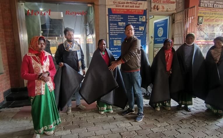 लातेहार में लीलावती डेंटल क्लिनिक के प्रभारी डॉ. चंदन कुमार ने असहायों के बीच किया कंबल वितरण