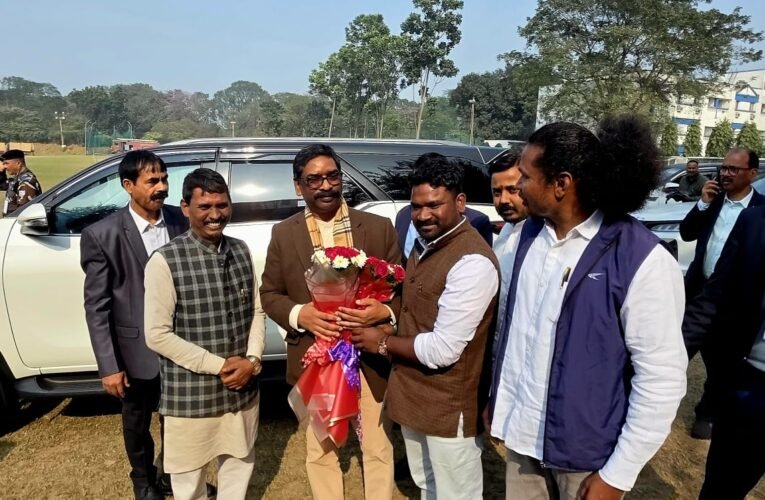 जमशेदपुर आगमन पर मुख्यमंत्री का स्वागत, पेसा कानून पर सराहना