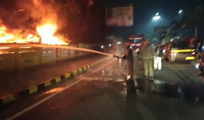 जुगसलाई में राष्ट्रपति मार्ग के पास टायरों में आग, मचा अफरा-तफरी