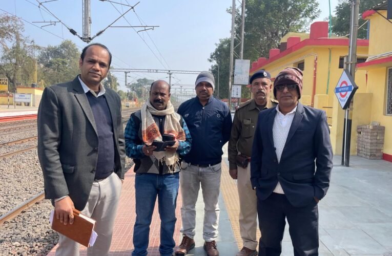 रेल दुर्घटना के बाद जामताड़ा स्टेशन व बस स्टैंड पर बढ़ी भीड़, यात्रियों की सुरक्षा को लेकर एसडीओ अनंत कुमार ने किया निरीक्षण