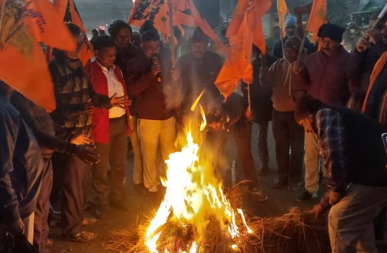 बांग्लादेश में हिंदू युवक की हत्या के विरोध में सड़क पर उतरे लोग, निकाला शव यात्रा