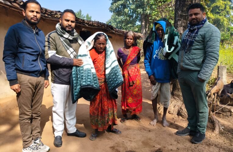 मनिका में सांसद कालीचरण सिंह के सहयोग से कंबल वितरण,