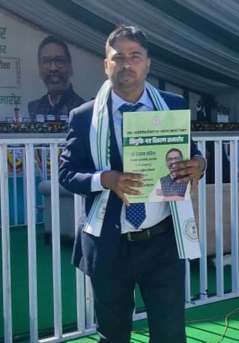 प्रदीप कुमार को प्रखंड कल्याण पदाधिकारी पद पर नियुक्ति पत्र मिला।