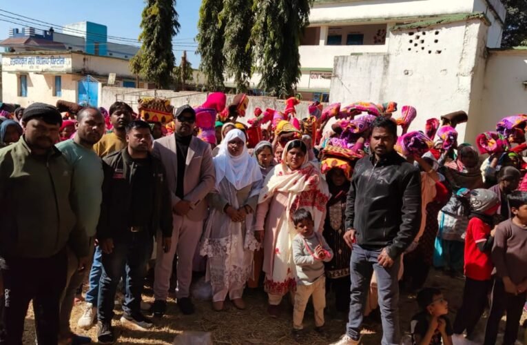 सारंग संस्था के द्वारा दुमका के मसलिया प्रखण्ड के आमगाछी गांव के आदिवासी टोला में कम्बल वितरण