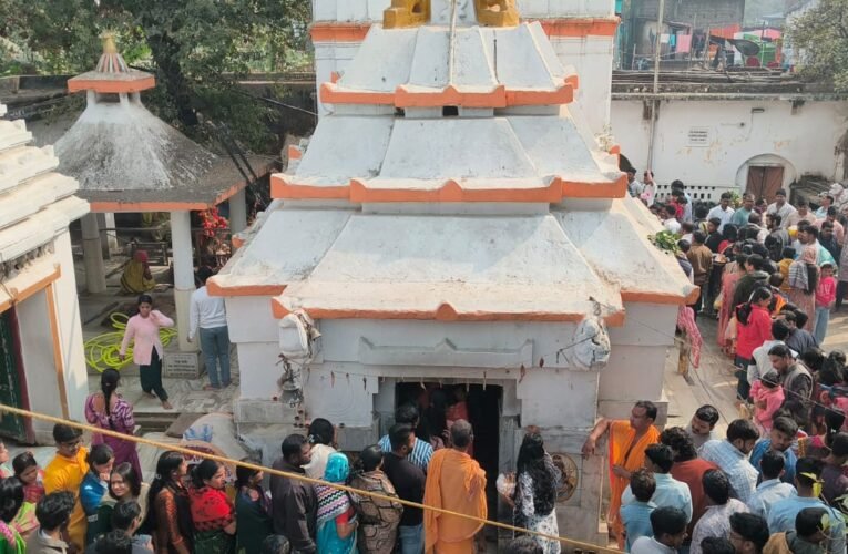 नववर्ष 2026 पर चित्रेश्वर धाम में उमड़ा आस्था का सैलाब