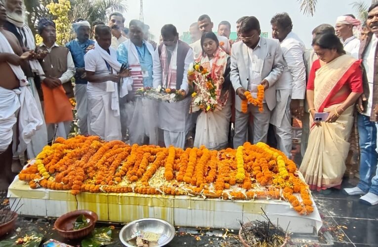 खरसावां शहीद वेदी पर पूर्व मुख्यमंत्री अर्जुन मुंडा ने अर्पित की श्रद्धांजलि, आदिवासी अधिकारों की रक्षा का लिया संकल्प।