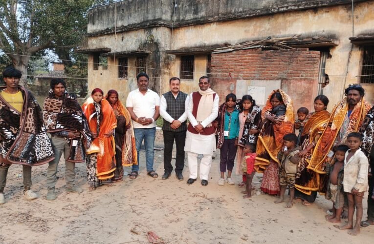 पांडू के 10 मुसहर परिवार के बीच कंबल वितरण