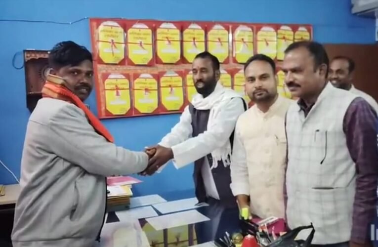 मनिका: सर्वदलीय समिति ने नए थाना प्रभारी प्रभात कुमार दास का किया भव्य स्वागत