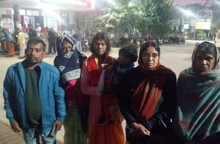 10 वर्षीय छात्र उज्जवल लोहरा की संदिग्ध मौत से मचा हड़कंप  _   हॉस्टल संचालक पर घोर लापरवाही के आरोप, मुआवजा* व कड़ी कार्रवाई की मांग*  डिम्पल राजा   मनिका लातेहार मनिका। थाना क्षेत्र के सिंजो स्थित वीर बुद्धि भगत आवासीय विद्यालय में अध्ययनरत 10 वर्षीय छात्र उज्जवल लोहरा की संदिग्ध परिस्थितियों में हुई मौत ने पूरे क्षेत्र को झकझोर कर रख दिया है। घटना के बाद परिजनों, ग्रामीणों और जनप्रतिनिधियों में भारी आक्रोश है तथा विद्यालय प्रबंधन, विशेषकर हॉस्टल संचालक की भूमिका को लेकर गंभीर सवाल खड़े हो रहे हैं। मृतक छात्र की पहचान उज्जवल लोहरा (10 वर्ष), पिता बलराम लोहरा, निवासी लक्ष्मीपुर गांव, बालूमाथ प्रखंड के रूप में की गई है। उज्जवल विद्यालय के छात्रावास में रहकर पहली कक्षा में पढ़ाई कर रहा था। परिजनों के अनुसार, एक जनवरी को विद्यालय की ओर से पिकनिक का आयोजन किया गया था। इसी दौरान बच्चे की तबीयत बिगड़ने के लक्षण सामने आए, लेकिन विद्यालय प्रबंधन ने इसे गंभीरता से नहीं लिया। शुक्रवार की सुबह उज्जवल की हालत अचानक और बिगड़ गई। आरोप है कि विद्यालय संचालक सत्येंद्र यादव द्वारा न तो समय पर परिजनों को सूचना दी गई और न ही त्वरित व समुचित चिकित्सा व्यवस्था की गई, जिसके कारण बच्चे की स्थिति लगातार नाजुक होती चली गई। बाद में उसे मनिका सेवा सदन ले जाया गया, जहां चिकित्सकों ने हालत गंभीर देखते हुए लातेहार सदर अस्पताल रेफर कर दिया। हालांकि, इलाज में हुई देरी के चलते सदर अस्पताल पहुंचने के बाद इलाज के दौरान ही बच्चे की मौत हो गई। सूचना मिलने पर परिजन सदर अस्पताल पहुंचे, जहां उनका रो-रोकर बुरा हाल हो गया। मृतक की मां अनीता देवी ने फूट-फूटकर रोते हुए कहा कि “अगर समय रहते हमें सूचना दी जाती और बच्चे को सही इलाज मिलता, तो आज मेरा बेटा जिंदा होता। यह साफ तौर पर विद्यालय संचालक की लापरवाही से हुई मौत है।” परिजनों का आरोप है कि प्रबंधन की उदासीनता ही उज्जवल की मौत का मुख्य कारण बनी। सदर अस्पताल के चिकित्सक ने बताया कि उज्जवल के शरीर में लगभग दो ग्राम खून की कमी पाई गई थी और यदि समय पर उचित इलाज मिल जाता, तो उसकी जान बचाई जा सकती थी। चिकित्सकीय बयान के बाद विद्यालय प्रबंधन की लापरवाही और भी स्पष्ट होती नजर आ रही है। घटना से आक्रोशित परिजन और ग्रामीण लातेहार थाना पहुंचे, जहां विद्यालय संचालक के खिलाफ प्राथमिकी दर्ज कराने की प्रक्रिया जारी है। पुलिस ने बताया कि पोस्टमार्टम रिपोर्ट के आधार पर पूरे मामले की गहन जांच कर दोषियों पर सख्त कार्रवाई की जाएगी। घटना की सूचना पर पंचायत समिति सदस्य धनकारा उषा देवी भी मौके पर पहुंचीं। उन्होंने शोकाकुल परिजनों से मुलाकात कर उन्हें सांत्वना दी और प्रशासन से पीड़ित परिवार को मुआवजा देने तथा हॉस्टल संचालक के खिलाफ कठोर कानूनी कार्रवाई की मांग की। वहीं, अपने ऊपर लगे आरोपों पर विद्यालय संचालक सत्येंद्र यादव ने इन्हें निराधार बताते हुए सफाई दी है। हालांकि, परिजनों और स्थानीय लोगों का कहना है कि यह सफाई सच्चाई से मुंह मोड़ने और अपनी जिम्मेदारी से बचने का प्रयास मात्र है। इस दर्दनाक घटना ने एक बार फिर आवासीय विद्यालयों में बच्चों की सुरक्षा, स्वास्थ्य सुविधा और प्रबंधन की जवाबदेही पर गंभीर सवाल खड़े कर दिए हैं। अब देखना यह होगा कि प्रशासन इस मामले में कितनी सख्ती दिखाता है और क्या उज्जवल को न्याय मिल पाता है या नहीं।