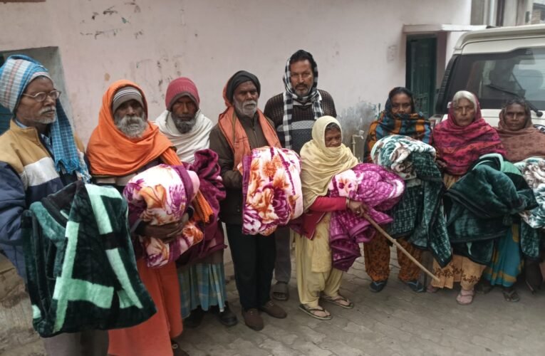 मुखिया ने राजेंद्र पांडे ने जरूरतमंदों के बीच बाटा कंबल