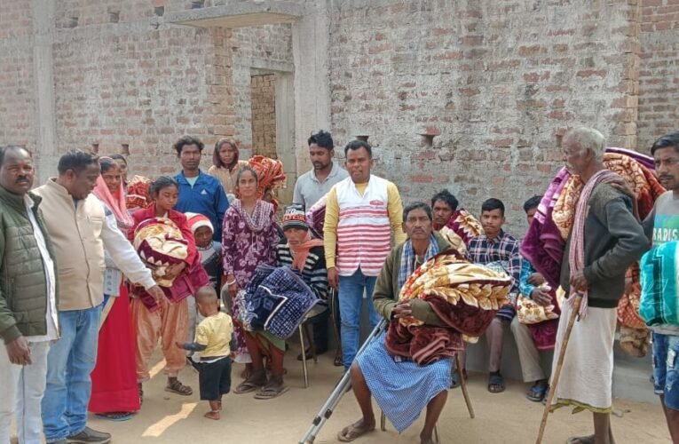 हहाप पंचायत में असहायों के बीच कंबल वितरित
