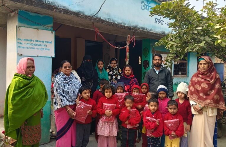 आंगनबाड़ी केंद्र में स्वेटर का किया गया वितरण।