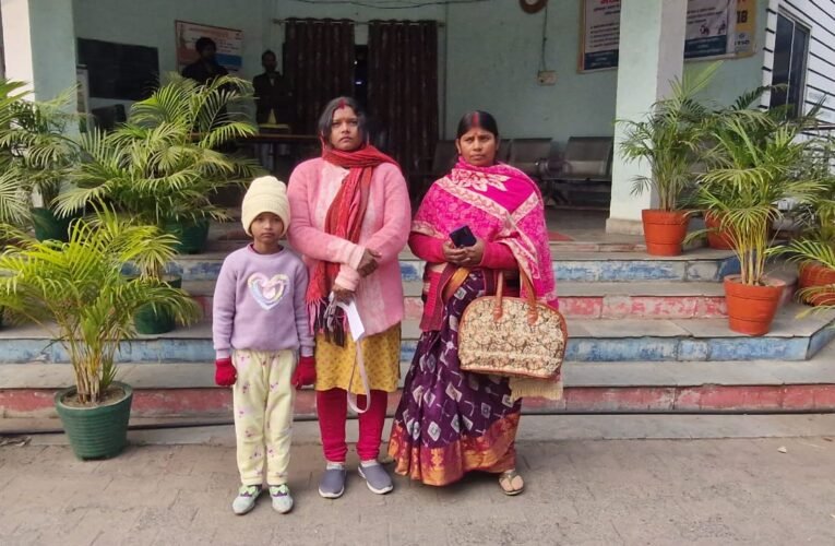 महिला शिक्षका से पर्स की छीनतई