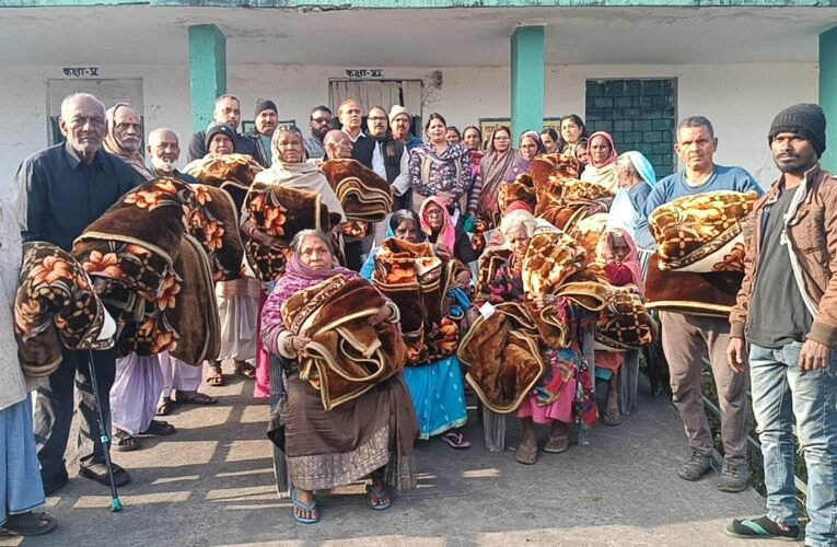 कांग्रेस नेत्री गुंजन सिंह ने किया कम्बल वितरण
