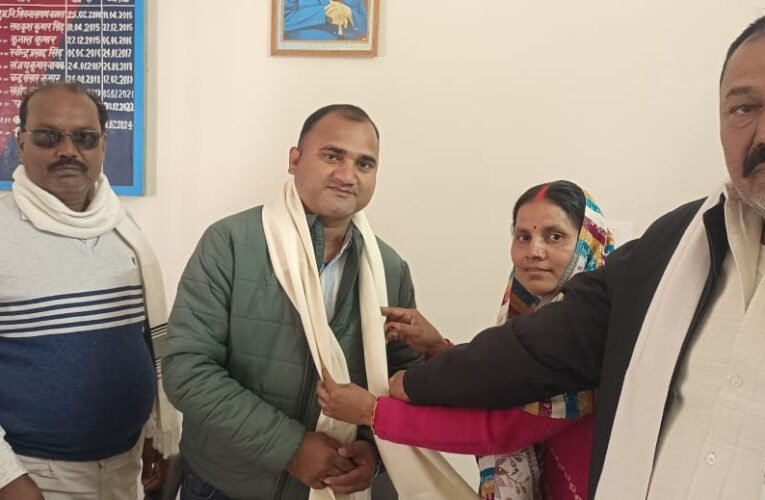 थाना प्रभारी को बुके और शॉल देखकर स्वागत किया गया