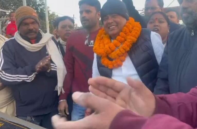 मिहिजाम में विकास की रोशनी: स्वास्थ्य मंत्री डॉ. इरफान अंसारी ने हाई मास्ट लाइट योजना का किया शिलान्यास, जरूरतमंदों में बांटे कंबल