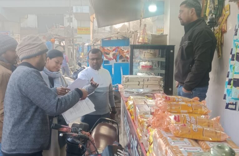 नगर पंचायत हुसैनाबाद में राजस्व वसूली को लेकर सख्ती, दुकानदारों को बकाया जमा करने का निर्देश