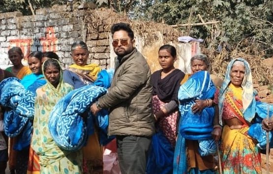 वार्ड संख्या इक्कीस में नगर परिषद ने बांटे सैकड़ों कंबल,लोगो ने जताया आभार