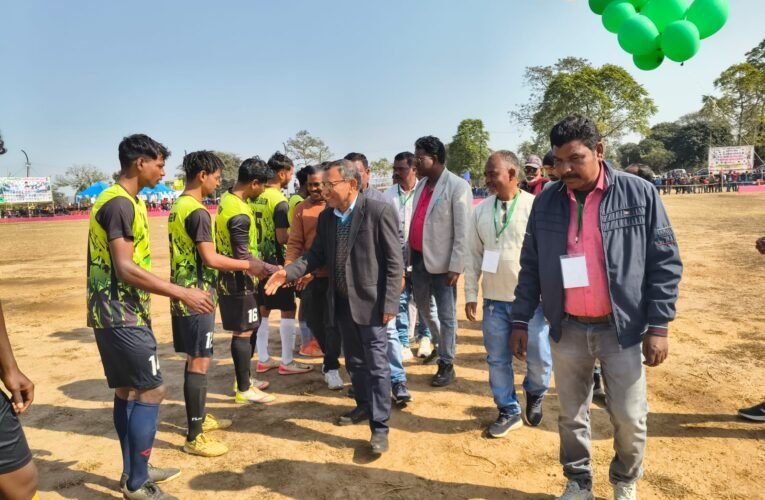 खेल मैदान गिद्दी ‘सी’ में स्वर्गीय दिशोम गुरु शिबू सोरेन मेमोरियल फुटबॉल टूर्नामेंट का भव्य आयोजन
