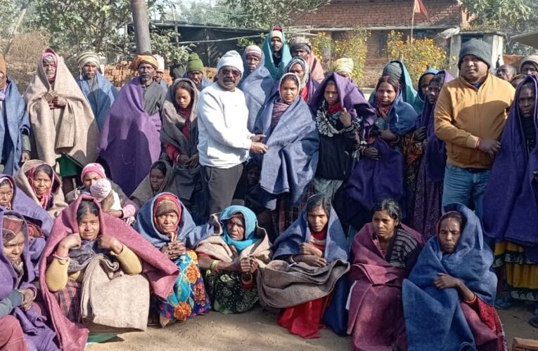 झामुमो नेता संजीव बेदिया ने जरूरतमंदों के बीच कंबल वितरण किया
