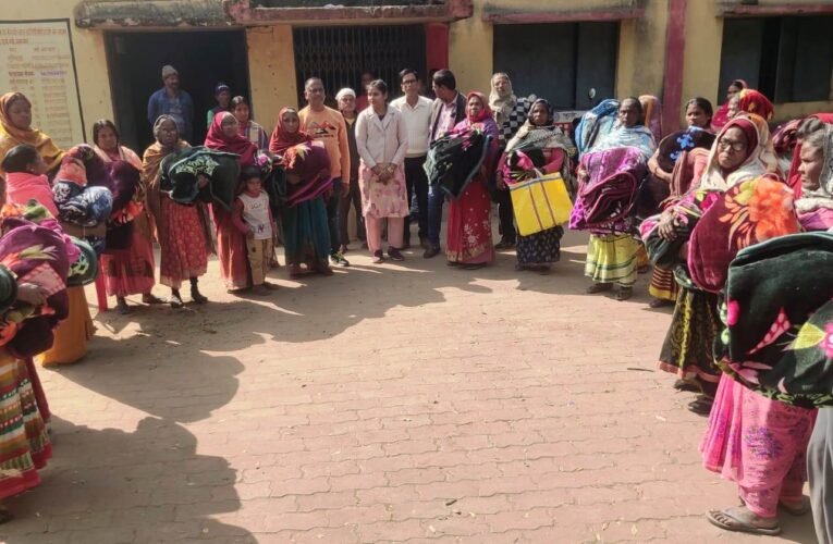 दुमका में समाजसेवा की मिसाल: महावीर व शनि मंदिर में जरूरतमंदों को कंबल-स्वेटर वितरण