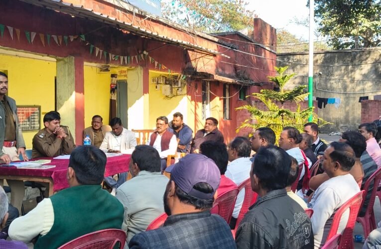 महुदा में बढ़ती चोरी पर पुलिस–व्यापारी बैठक