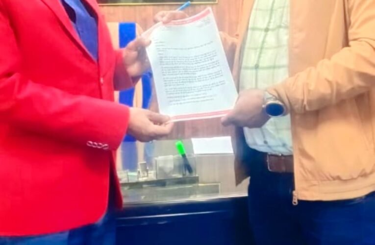 नया खतियान लागू नहीं होने से परेशान छतरपुर के रैयत, अरविंद ने अंचल अधिकारी के नाम सौंपा ज्ञापन