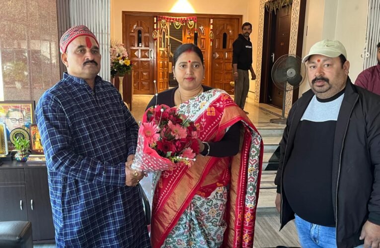 नव वर्ष कि शुभकामनाओं के साथ दिया निमंत्रण