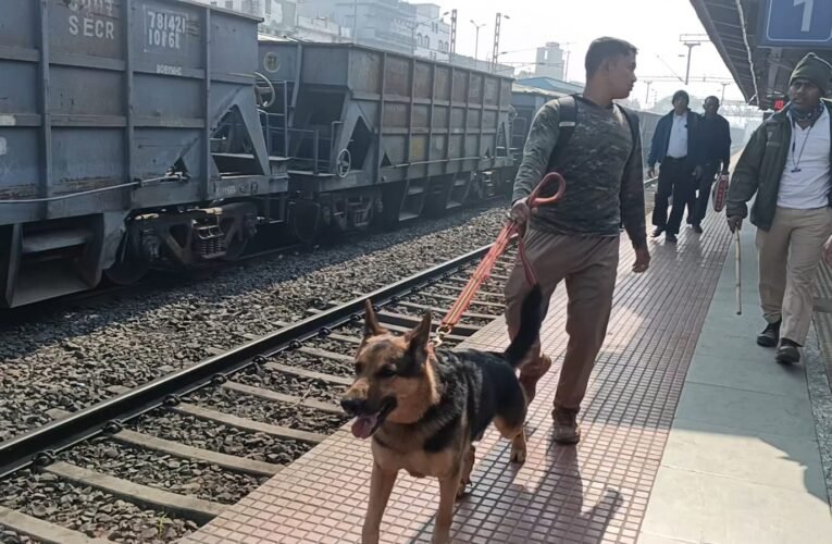 असमाजिक तत्वों ने रेलवे लाइन पर रखा पांच फूट का लम्बा लोहा, हादसा टला -घटना कुमरपुर रेलवे फाटक के निकट पोल संख्या 156/12 के पास की है….