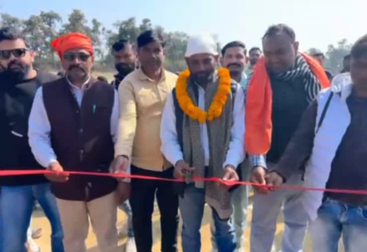 कांग्रेस नेता सुरेंद्र यादव ने क्रिकेट टूर्नामेंट का फीता काटकर किया उद्घाटन