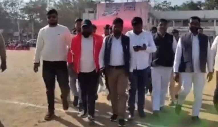 क्रिकेट में सतबरवा की टीम ने जमाया कब्जा फाइनल मुकाबले में मनिका को 5 विकेट से दी शिकस्त, अतिथियों ने किया मैच का उद्घाटन