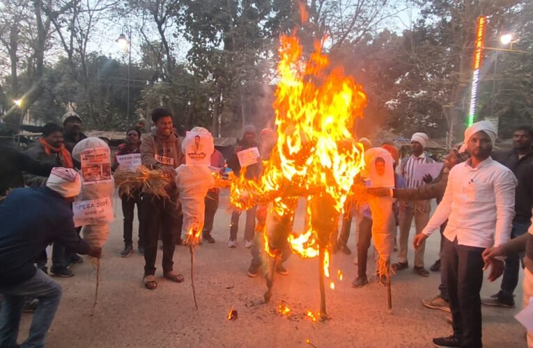 पेसा नियमावली को लेकर आदिवासी संगठनों ने उग्र विरोध, समाहरणालय गेट पर सरकार व क्षेत्रीय विधायकों का पुतला दहन किया