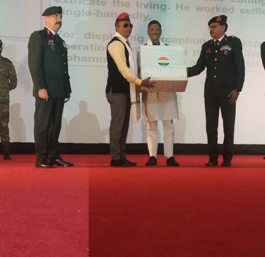 आर्म्ड फ़ोर्स वेटरन डे पर रक्षा राज्य मंत्री के हाथों सम्मानित हुए शौर्य चक्र विजेता मो. जावेद