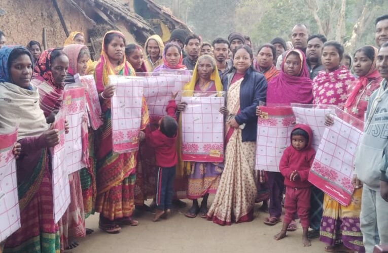 मुण्डारी डांस ग्रुप की सदस्यों सहित अन्य महिलाओं के बीच डॉ सुनीता ने साड़ी वितरित किया