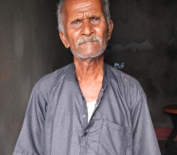 ननकू ठाकुर की निधन,मुखिया नरेश लोहरा पहुंचे घर